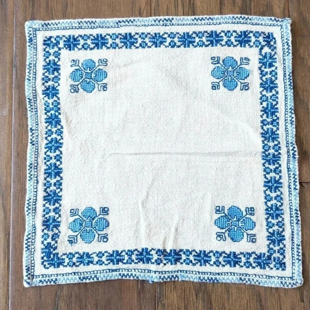 4 Tea Napkins - Picture 1 of 7